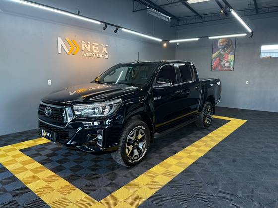 TOYOTA HILUX 2.8 SRX 4X4 CD 16V DIESEL 4P AUTOMÁTICO TOYOTA HILUX 2.8 SRX 4X4 CD 16V DIESEL 4P AUTOMÁTICO